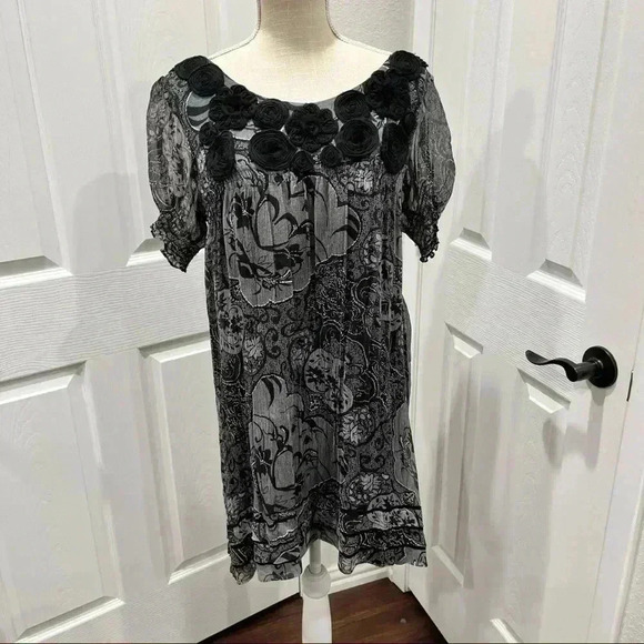 ECI 100% silk Fully lined mini dress with chest flower detailing - Picture 2 of 11